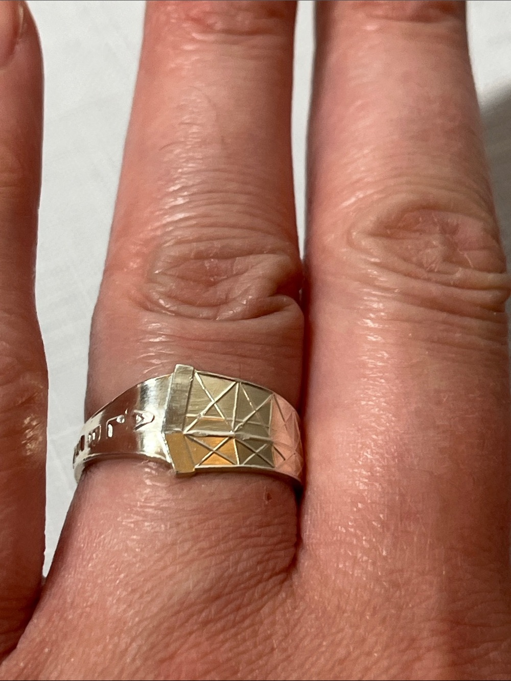 ALBERTA Adjustable Geometric Band Ring
Vintage
Size 7
